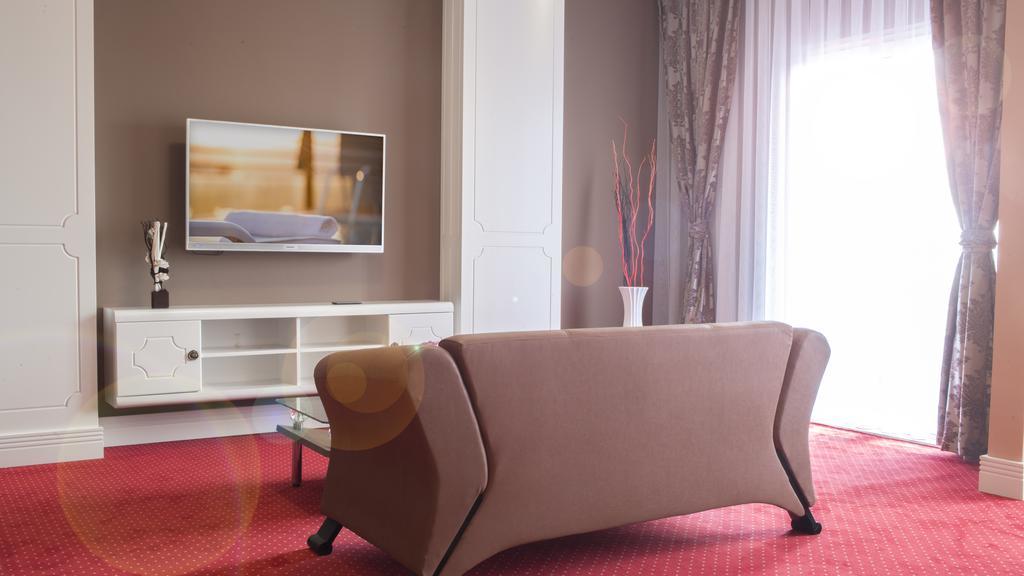Semitronix Hotel Prishtina Pristina Extérieur photo