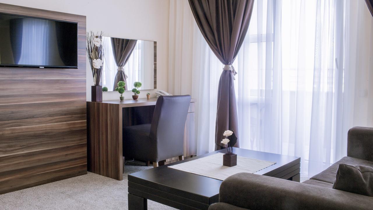 Semitronix Hotel Prishtina Pristina Extérieur photo